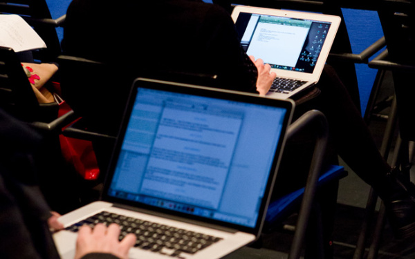 Personen, die an ihren Laptops arbeiten