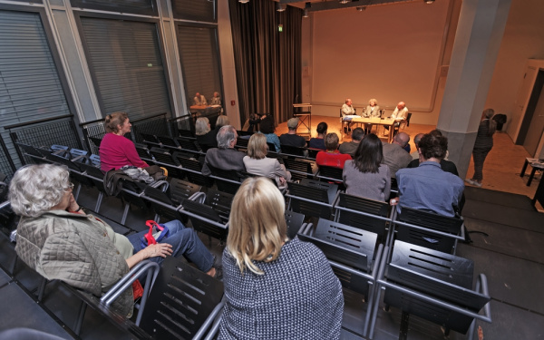 Publikum im Vordergrund und Bühne im Hintergrund