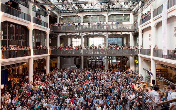Das ZKM Foyer von oben gefüllt mit vielen Menschen
