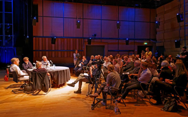 Podium und Publikum während der Veranstaltung »Flusser-Talks« im ZKM_Kubus