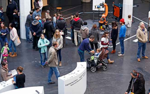 Menschenmenge in Ausstellungsräumen von oben