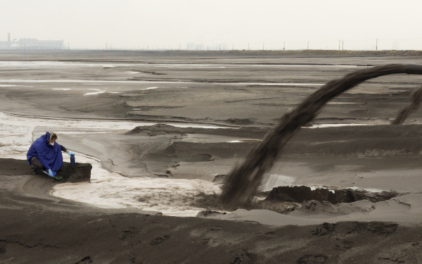In eine weite leere Ebene werden Abwasser gepumpt
