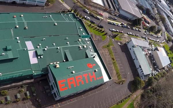 Earth in roten Buchstaben auf einem Dach