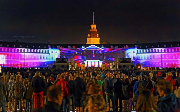 Das Karlsruher Schloss in buntem Licht