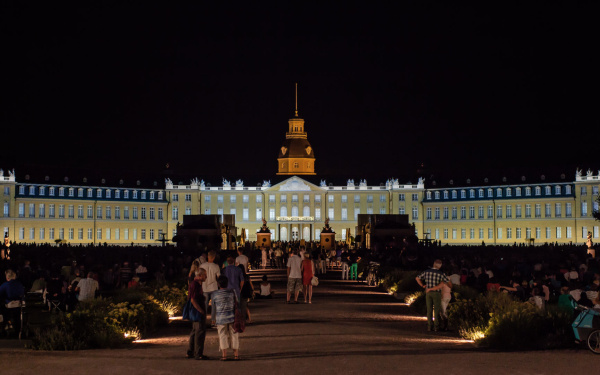 Das Karlsruher Schloss in buntem Licht