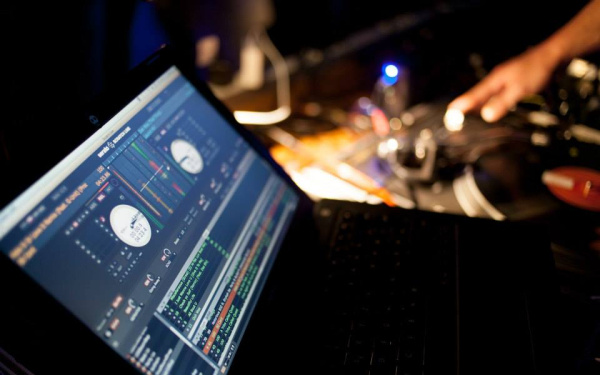 Ein Laptop. Darauf zu sehen ein Programm für DJs
