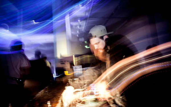 Ein DJ am turntable