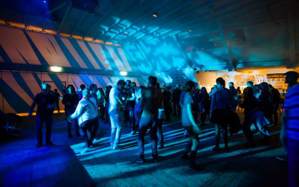 Menschen tanzen im Pavillon