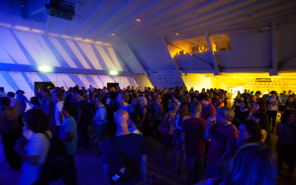 Viele Menschen in einem Pavillon