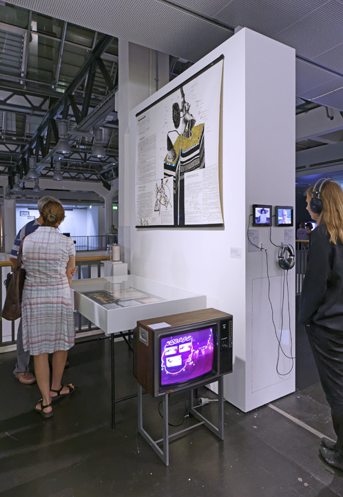 Menschen stehen vor Ausstellungsstücken