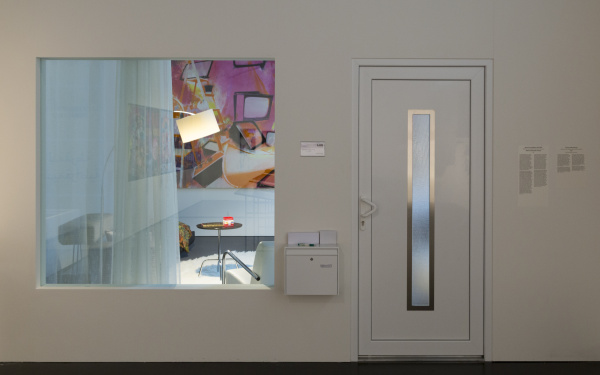 Eine installierte Hauswand mit Haustür und großem Fenster