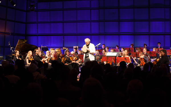 David Amram vor einem Orchester
