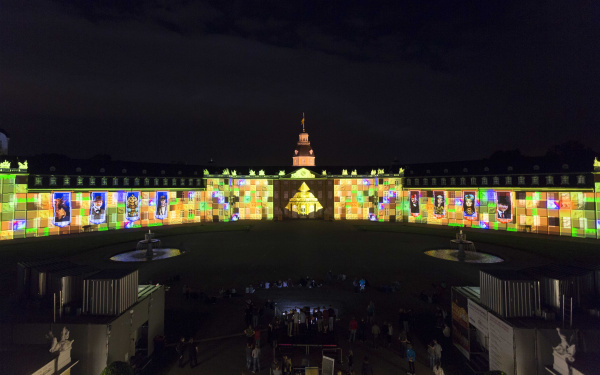 Eine goldene Pyramide und bunte Steine auf der Schlossfassade