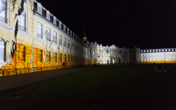 Rote und weiße Projektionen auf der Schlossfassade