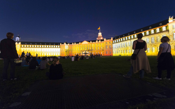 Rote und weiße Projektionen auf der Schlossfassade