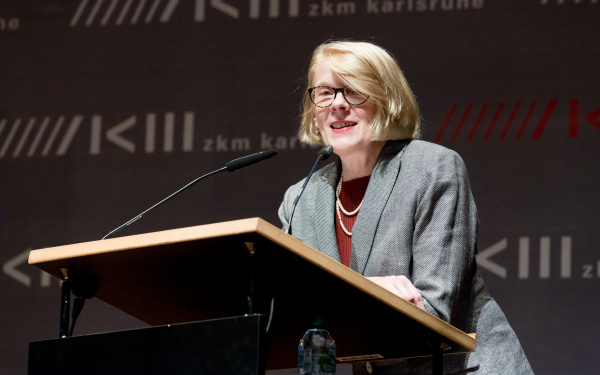 Eine Frau spricht zum Publikum
