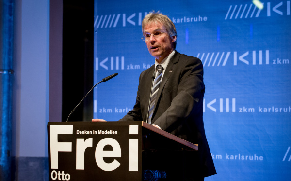 Holger Hanselka bei seiner Rede zur Eröffnung der Ausstellung »Frei Otto. Denken in Modellen«