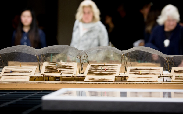 Besucher in der Ausstellung »Frei Otto. Denken in Modellen«