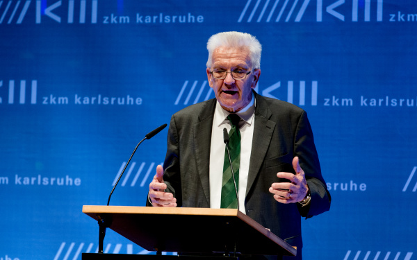 Winfried Kretschmann bei seiner Eröffnungsrede zur Ausstellung »Kunst in Europa 1945–1968  Der Kontinent, den die EU nicht kennt«