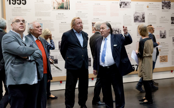 Peter Weibel führt durch die Ausstellung »Kunst in Europa 1945–1968«