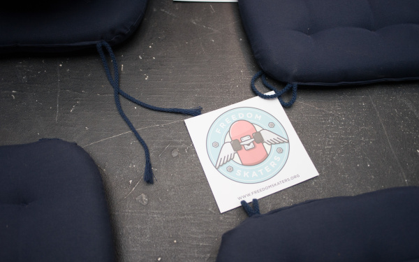 Ein Sticker mit dem Logo der Freedom Skaters