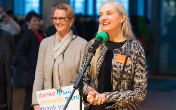 Zwei Frauen stehen am Mikrofon