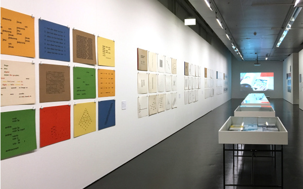 Blick in die Ausstellung »Hansjörg Mayer. The Smell of Ink«
