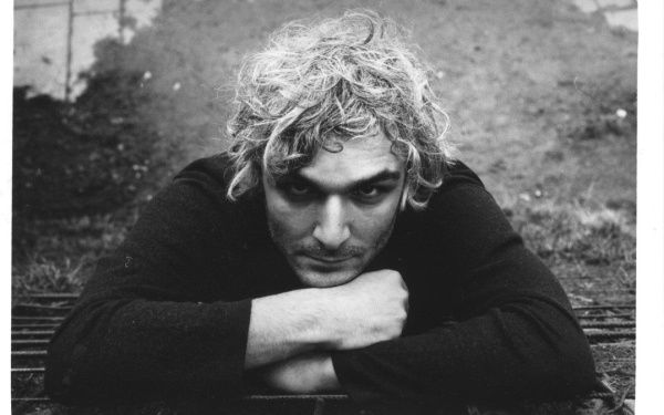 Das Foto zeigt ein Portrait des Musikers Antonis Anissegos