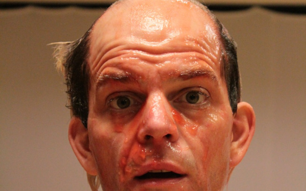Das Foto zeigt ein Portrait von Daniel Schröteler. Er trägt kein Hemd und hat roten Glibber in Gesicht und auf der Brust. 