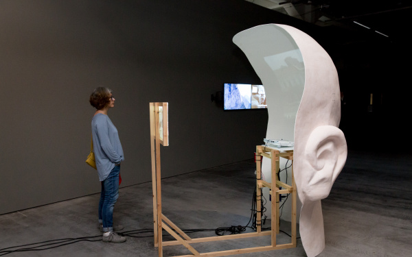 Blick in die Ausstellung »Hybrid Layers«
