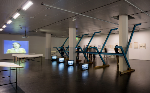 Blick in die Ausstellung »Centerbeam. Eine performative Skulptur des CAVS«