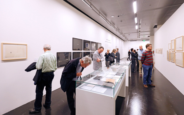 Besucher am Eröffnungsabend der Ausstellungsserie »Poetische Expansionen«