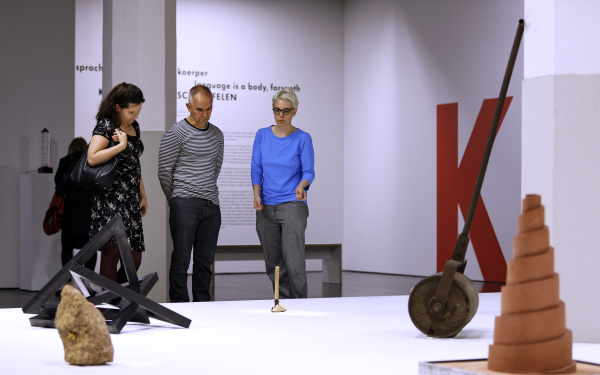 BesucherInnen der Ausstellung »Konrad Balder Schäuffelen: sprache ist fuer wahr ein koerper«