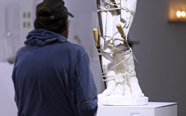 Blick in die Ausstellung »Konrad Balder Schäuffelen: sprache ist fuer wahr ein koerper«