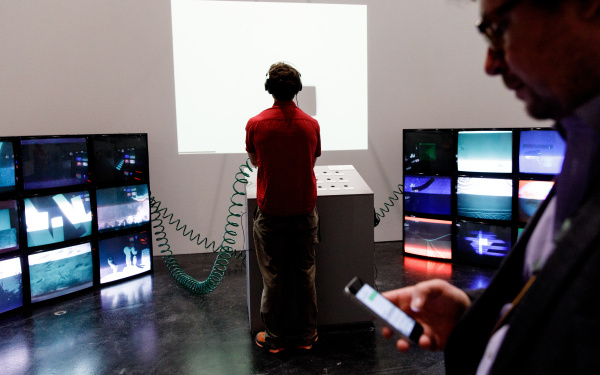 Blick in die Ausstellung »Kunst in Bewegung. 100 Meisterwerke mit und durch Medien«