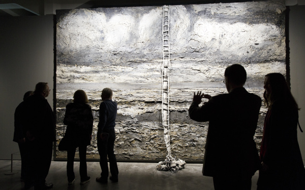 BesucherInnen vor der großen Schiefertafel von Anselm Kiefer. 