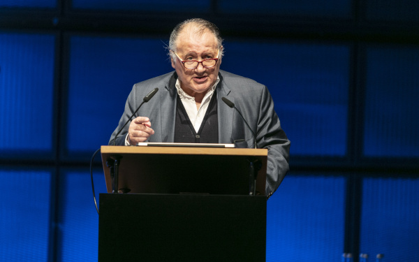 Begrüßung von Prof. Dr. Peter Weibel bei einer Veranstaltung im Rahmen des Forums »Digitale Welten BW«