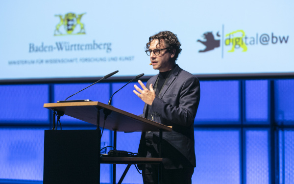 Zu sehen ist die Moderation von Dr. Tobias Wall bei einer Veranstaltung im Rahmen des Forums »Digitale Welten BW«