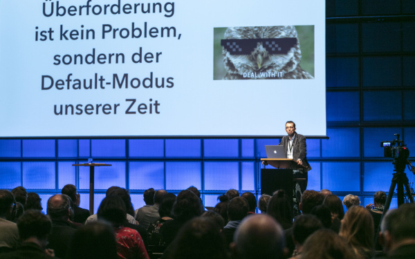 Zu sehen ist Dirk von Gehlen, der einen Vortrag bei einer Veranstaltung im Rahmen des Forums »Digitale Welten BW« hält.