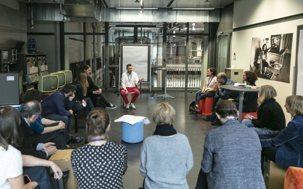 Viele Menschen bei einem Workshop im Rahmen des Forums »Digitale Welten BW«.