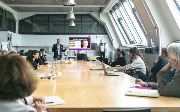 Viele Menschen bei einem Workshop im Rahmen des Forums »Digitale Welten BW«.