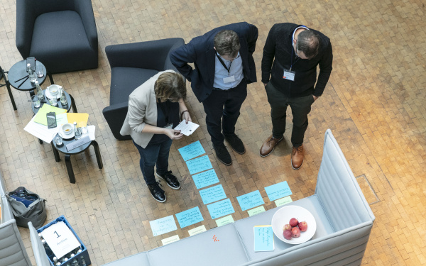 Eine Gruppe von Menschen bei einem Workshop im Rahmen des Forums »Digitale Welten BW«.