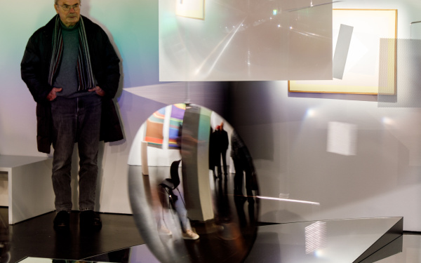 Verspiegeltes Mobile in der Ausstellung »Dieter Jung. Between and Beyond«