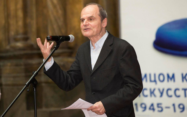 Kurator Eckhart Gillen spricht bei der Ausstellungseröffnung 
