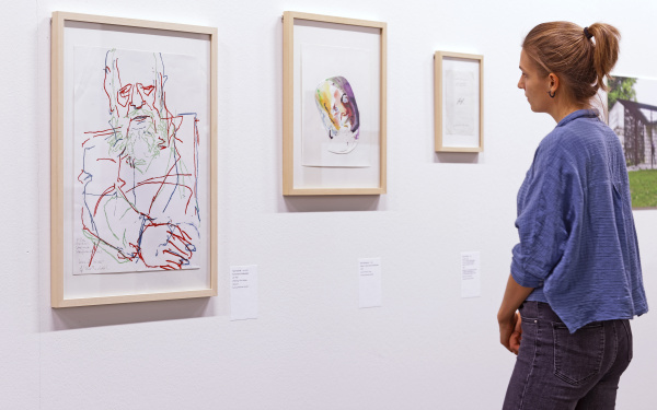 Besucherin der Ausstellung