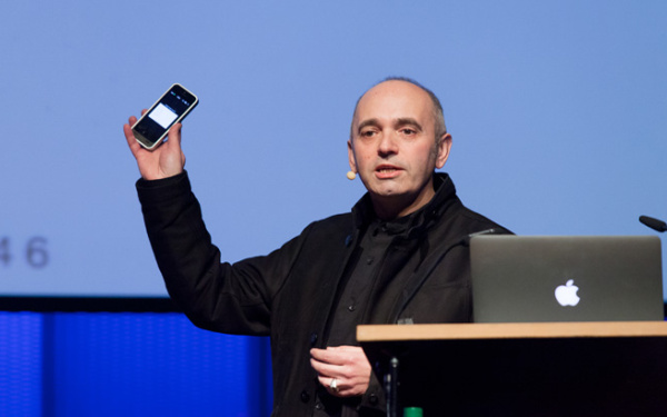 Mann, der ein Smartphone hochhält