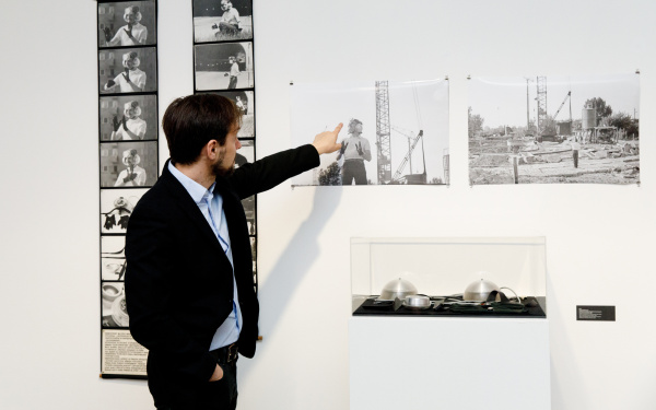 Blick in die Ausstellung »Durch den schalldichten Vorhang. Das Experimentalstudio des Polnischen Rundfunks«