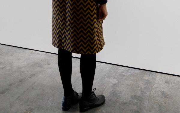 Besucherin vor einem Werk der Ausstellung »Writing the History of the Future«