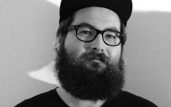 Schwarz-weiß Portrait eines Mannes mit Brille und Vollbart