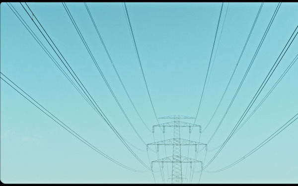 The picture shows a current mast in front of a turquoise blue sky.
